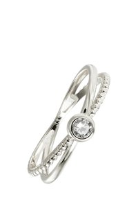 Bague en argent avec des anneaux entrelacés, l'un avec une finition polie, et une pierre précieuse ronde et claire au centre. Accents texturés sur les anneaux.