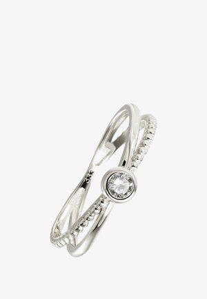 Bague en argent avec des anneaux entrelacés, l'un avec une finition polie, et une pierre précieuse ronde et claire au centre. Accents texturés sur les anneaux.