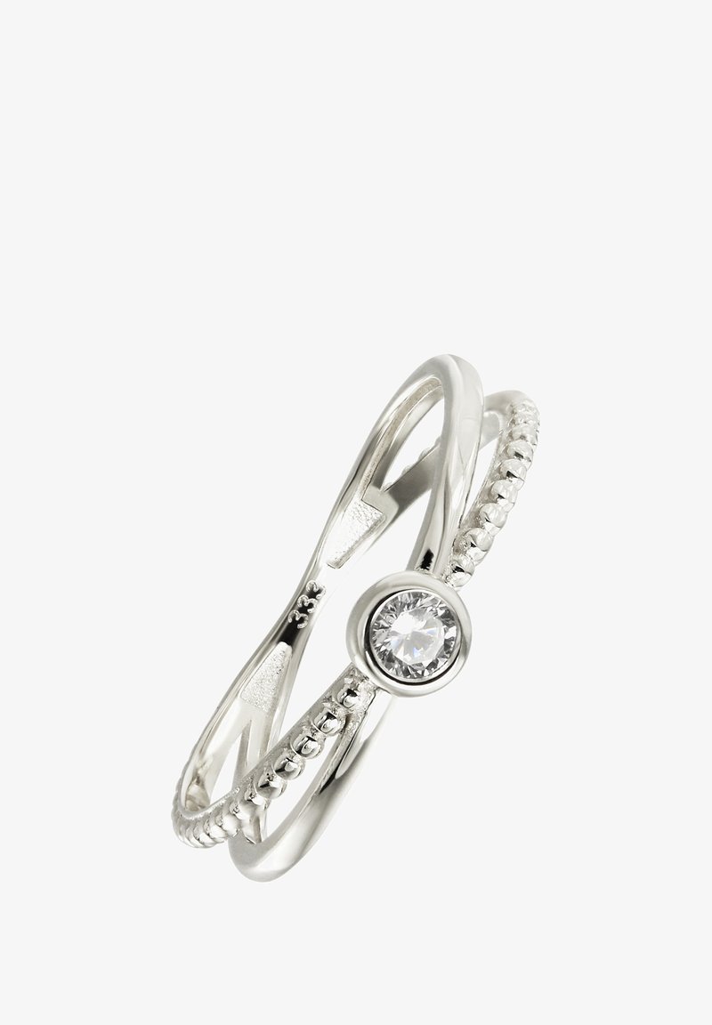 Bague en argent avec des anneaux entrelacés, l'un avec une finition polie, et une pierre précieuse ronde et claire au centre. Accents texturés sur les anneaux.