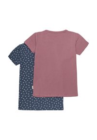 Două tricouri: unul din bumbac mauve cu o textură netedă și unul dintr-un albastru închis cu un model floral alb. Ambele au mâneci scurte.