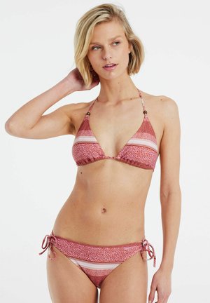 Rood bikini set met een driehoekige top en low-rise broekjes. Het materiaal heeft een textuur met strepen. Verstelbare bandjes op de broekjes.