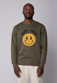 Olivgrüner Sweatshirt mit einem runden gelben Smiley-Gesicht, schwarzer Schrift "HAPPY TIMES" und gerippten Bündchen sowie Saum. Weicher Stoff.