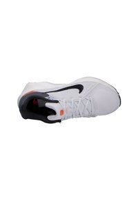 Zapatilla deportiva blanca con una parte superior texturizada, logotipo de swoosh negro, diseño de cordones y un acento en el talón en gris y naranja.