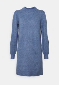 Abito maglione in morbido blu con colletto alto, maniche lunghe a sbuffo e vestibilità rilassata. Caratterizzato da un motivo testurizzato e polsini a coste.