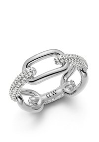 Anillo de plata con diseño de cadena entrelazada; una sección presenta piedras blancas brillantes, acabado liso y superficie pulida. Grabado detallado en el interior.