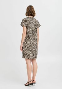 Leopardenmuster Kleid mit kurzen Schmetterlingsärmeln, knielanger Schnitt, aus leichtem Stoff, mit einer glatten Textur und subtilen Kragen.
