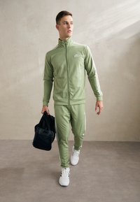 adidas Sportswear WEAR BASIC SET - Trenirka - tent green/off white