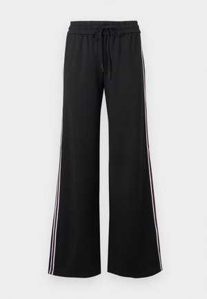 Zwarte wijde broek van zachte stof met een elastische tailleband en een koord. Heeft witte en bordeauxrode zijkanten voor contrast.