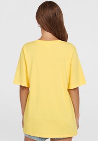 Gele oversized T-shirt met korte mouwen, gemaakt van zachte katoen. Kenmerkt zich door een ronde halslijn en een relaxte pasvorm, met een gladde textuur.