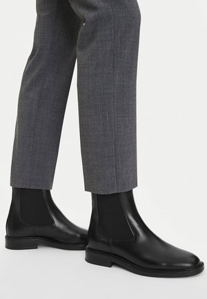 CHELSEA - Klassikalised poolsaapad - black