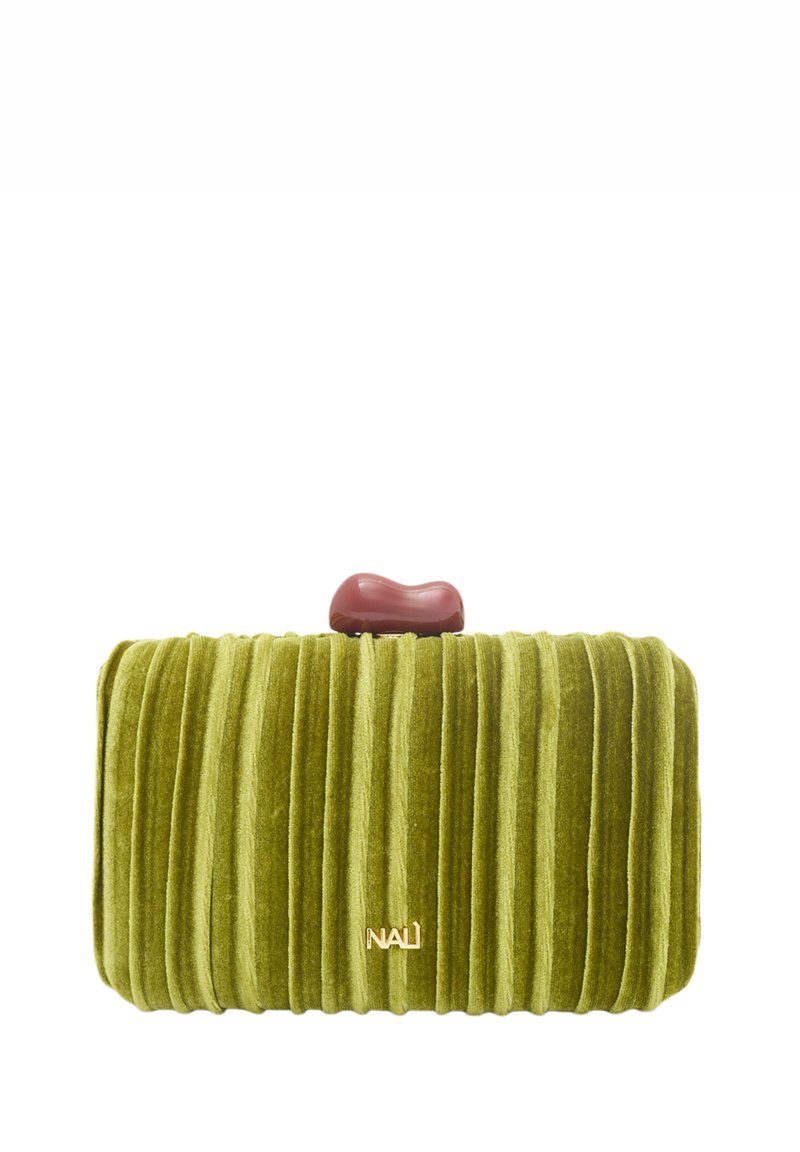 Grüne Samt-Clutch mit gerippter Textur, abgerundetem bordeauxrotem Verschluss und goldfarbenem Logo-Detail auf der Vorderseite. Rechteckige Form, weiches Material.