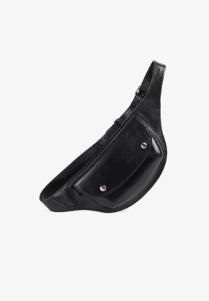 Sac bandoulière en cuir noir avec une forme arrondie, une poche avant à rabat avec fermeture à bouton-pression, et une sangle réglable.