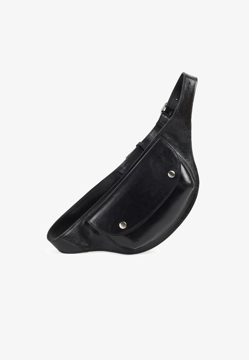 Borsa a tracolla in pelle nera con forma arrotondata, tasca frontale con patta e chiusura a scatto, e tracolla regolabile.