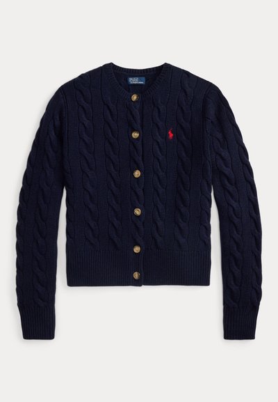Tmavomodrý sveter s vrkočovým vzorom so šiestimi gombíkmi a červeným vyšitým logom Polo Ralph Lauren na ľavej strane hrudníka.