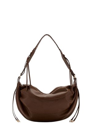 Bolso bandolera de cuero marrón con forma curva, correa ajustable y borlas decorativas de cuero en ambos lados.