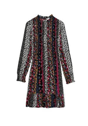 Sukienka z długim rękawem z różnorodnymi czarnymi, białymi i kolorowymi wzorami kwiatowymi oraz zwierzęcymi, z kołnierzykiem i plisowanymi detalami.