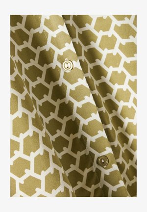 Tela verde oliva con un patrón geométrico blanco que presenta hexágonos y líneas, acentuado por un detalle de botón dorado.