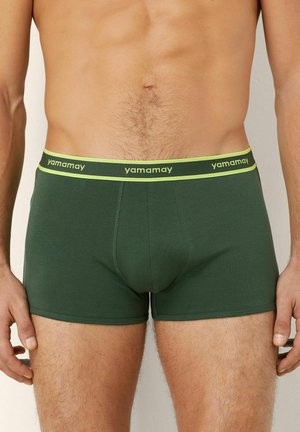 Groene katoenen boxershorts met een contrasterende gele tailleband met het merknaam "yamamay." Rekbare stof, aansluitend design.