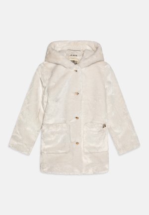 Manteau blanc en peluche à capuche avec boutons sur le devant et deux grandes poches plaquées sur un fond uni.