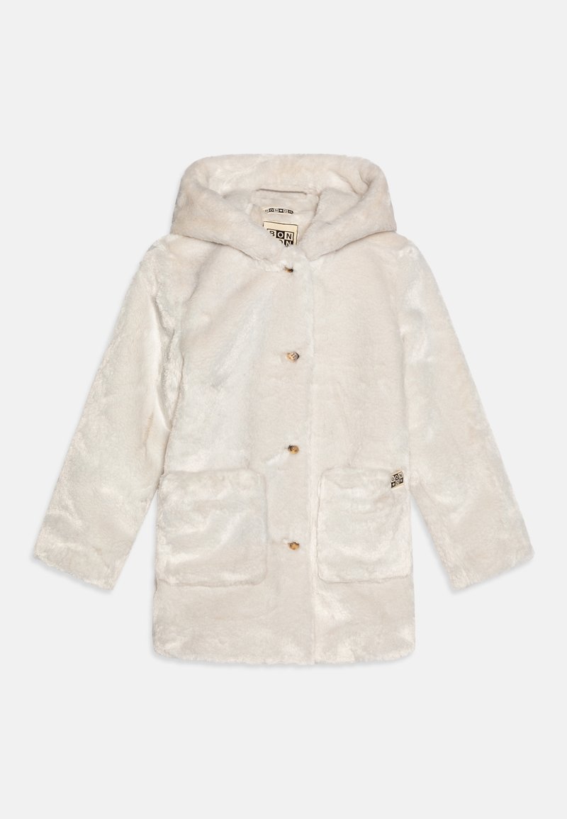 Manteau blanc en peluche à capuche avec boutons sur le devant et deux grandes poches plaquées sur un fond uni.