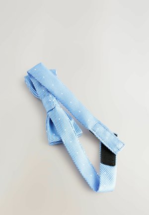 Šviesiai mėlynas smailas kaklaraištis, pagamintas iš tekstūruotos medžiagos, su mažomis baltomis taškeliais ir juodu reguliuojamu dirželiu. Kaklaraištis gražiai surištas.