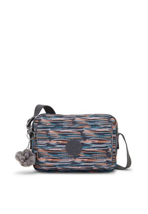 Bolso bandolera rectangular con patrón de pinceladas horizontales multicolor, parche de logo negro, correa gris y pequeño llavero de peluche gris.
