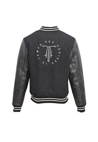 Schwarze Collegejacke mit Lederärmeln, geripptem Kragen und Saum. Auf der Rückseite ist ein Fahrrad-Graphic mit Text zu sehen.