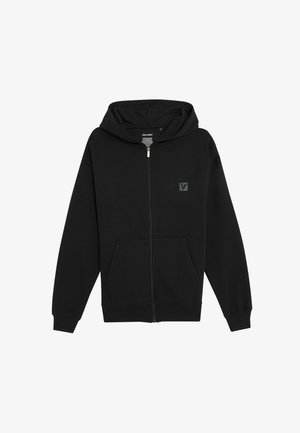 Schwarze Zip-Up-Hoodie aus weichem Stoff, mit Kängurutasche, Kapuze und einem kleinen Logopatch auf der linken Brust. Einfaches Design und Textur.