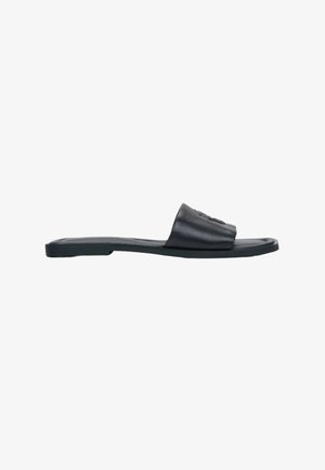Zwarte sliding sandaal met een platte zool en brede band. Gemaakt van glad materiaal met een minimalistisch ontwerp, zonder zichtbare patronen of accenten.