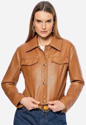 Veste courte en cuir marron avec bouton sur le devant, poches poitrine et col en pointe. Présente des coutures soignées et une texture lisse.