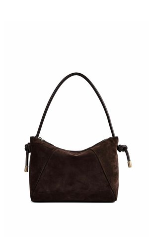 Sac à main en daim brun foncé avec une seule bandoulière et des détails noués sur les côtés avec des embouts métalliques sur fond blanc.