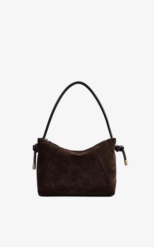 Sac à main en daim brun foncé avec une seule bandoulière et des détails noués sur les côtés avec des embouts métalliques sur fond blanc.