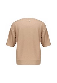 Pull en beige à côtes avec des manches courtes et un col rond. Présente un petit détail de bouton à l'arrière. Texture douce avec une coupe décontractée.