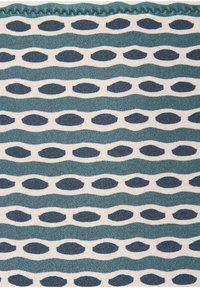 Tirkizne i tamnoplave vodoravne valovite pruge koje se izmjenjuju s redovima tamnoplavih ovalnih oblika na bež pozadini od tkanog platna.
