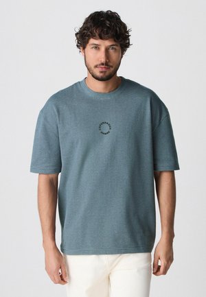 RELAXED FIT GRAPHIC HEAVYWEIGHT STRIPED - Triko s potiskem - blue