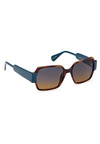 Ochelari de soare bărbați de culoare maro și teal, cu o ramă pătrată voluminoasă, lentile degradate de culoare maro și detalii elegante pe brațe.