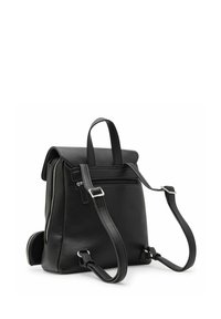 Mochila de piel negra con un acabado texturizado, tapa con solapa, correas ajustables y un bolsillo frontal con cremallera. Presenta detalles de herrajes en plata.