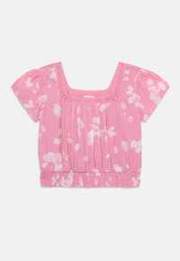 Blouse rose à manches courtes avec un décolleté carré, ornée de motifs floraux blancs, avec une texture froncée et un ourlet élastique pour un ajustement décontracté.