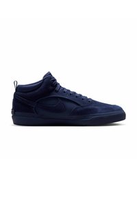 Σκούρο μπλε sneaker ψηλού τύπου με σουέντ και λείες υφές, σχέδιο με κορδόνια και εμφανές λογότυπο Swoosh στο πλάι με φόντο λευκό.