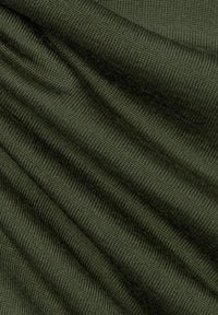 Mörkgrön ribbad tyg med en mjuk, texturerad yta, som har milda veck och en slät finish. Subtila variationer i färg och textur.