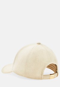 Casquette en laine beige avec une calotte arrondie, une visière incurvée et une sangle réglable à l'arrière. Présente des détails de couture subtils et une étiquette métallique.