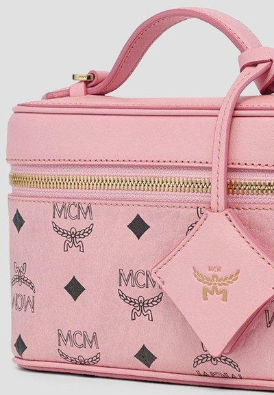Trousse de toilette MCM rose avec fermeture éclair dorée, motif logo noir, poignée supérieure et étiquette en cuir assortie avec emblème doré.