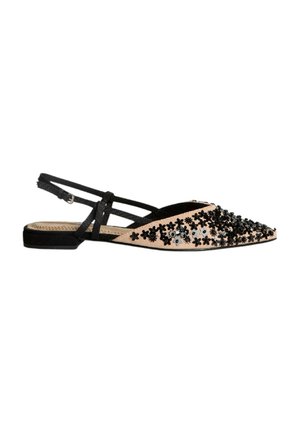 Zapato slingback negro y beige con punta afilada, adornos florales, tacón plano y correa ajustable. Presenta una parte superior de tela y acentos texturizados.
