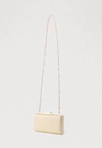 Zlatá obdĺžniková listová kabelka so štruktúrovaným povrchom, vybavená retiazkovým ramienkom a zapínaním na sponu. Kompaktný dizajn vhodný na nosenie základných vecí.