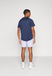 Nike Performance Pantalón corto de deporte - purple pulse black