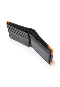Portafoglio bifold in pelle nera con tre scomparti per carte, una tasca per monete e angoli marroni, aperto su uno sfondo bianco.