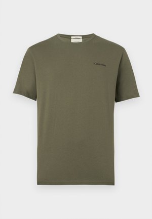 Olivzaļš īsroku T-krekls ar apaļu kakla izgriezumu un mazu melnu Calvin Klein logotipu kreisajā krūtīs.