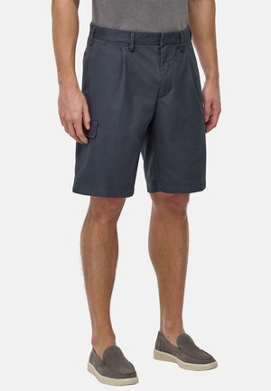 Pantaloni cargo blu scuro in cotone con vestibilità ampia, dotati di una tasca laterale e gamba frontale piatta. Lunghezza corta sopra il ginocchio.