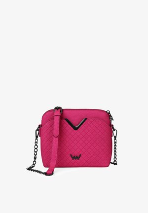 Růžová prošívaná crossbody taška s černými kovovými detaily. Má odnímatelný popruh a tkanou strukturu. Kompaktní design s V-čkovým detailem.