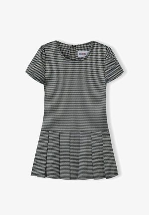 Robe courte à manches courtes pied-de-poule noire et blanche avec encolure ronde et jupe plissée, conçue pour les enfants.